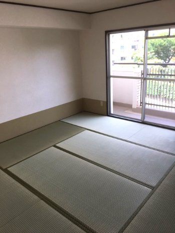 【和室】 | 藤沢台第一住宅303号棟 | リビングに隣接した和室は、お子様の遊びやお昼寝にも活躍！家族それぞれがお気に入りのスペースでゆったり過ごせそうです。
