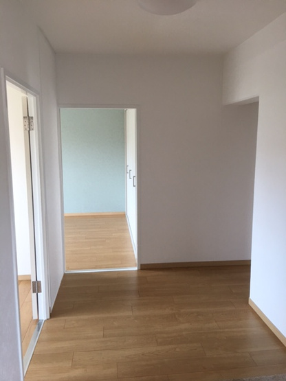 【玄関】 | 藤沢台第一住宅303号棟 | 家に入ると広々とした玄関がお出迎え！TVモニター付きインターフォンが備わり、事前に来訪者を確認できます。