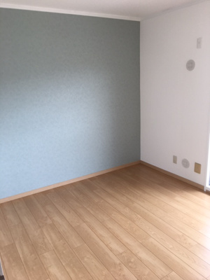 【寝室】 | 藤沢台第一住宅303号棟 | 洋室2室はブルーグレーのアクセントクロスで大人っぽい雰囲気！家具やレイアウトにこだわって、自分だけの快適空間に。