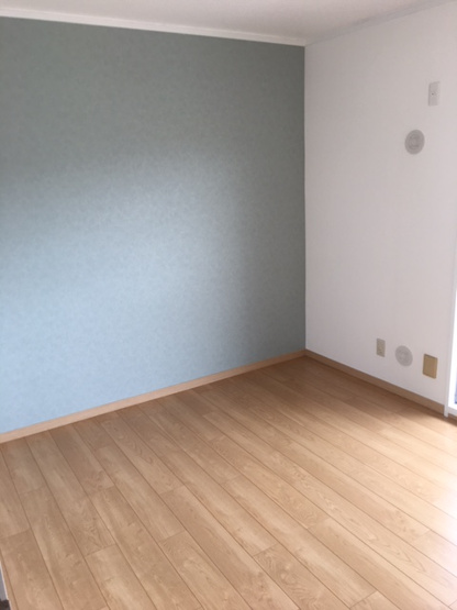 【寝室】 | 藤沢台第一住宅303号棟 | 洋室2室はブルーグレーのアクセントクロスで大人っぽい雰囲気！家具やレイアウトにこだわって、自分だけの快適空間に。