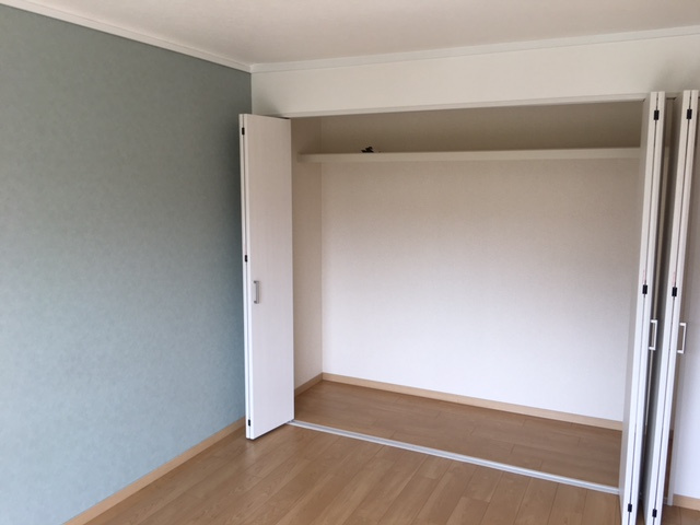 【洋室】 | 藤沢台第一住宅303号棟 | 6帖の洋室には、壁一面の大きなクローゼット付き！普段使いの洋服や小物、季節物の洋服などもしっかり収納可能です。
