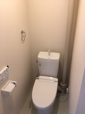 【トイレ】 | 藤沢台第一住宅303号棟 | 温水洗浄便座付のトイレで、冬の寒い時期でも快適！本物件は表層リフォームとハウスクリーニングを予定しております。