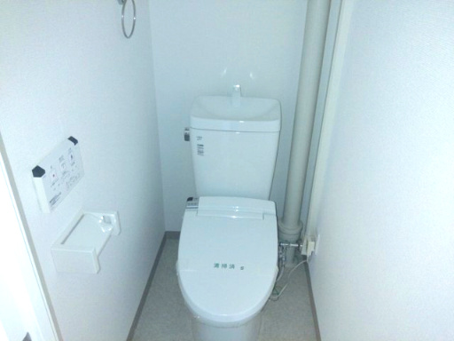 【トイレ】 | 藤沢台第一住宅303号棟 | 温水洗浄便座付のトイレで、冬の寒い時期でも快適！本物件は表層リフォームとハウスクリーニング済です。