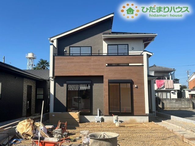 行田市旭町　新築一戸建て　ブルーミングガーデン　02の外観|おしゃれな三色の外観カラーリングが周囲に映えるお住まいです！しっかりとした造りで安心感があり、帰宅するたびに温かく迎えてくれます♪お天気の良い日には青空と美しいコントラストを楽しめます！