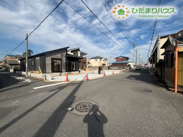 行田市旭町　新築一戸建て　ブルーミングガーデン　02の前面道路含む現地写真|明るい陽射しがしっかりと差し込む開放感あふれる前面道路です！お車の出し入れや毎日の歩行もゆとりを持って安全に行うことができます♪すっきりと見通しの良い穏やかな住環境を実感していただけます！