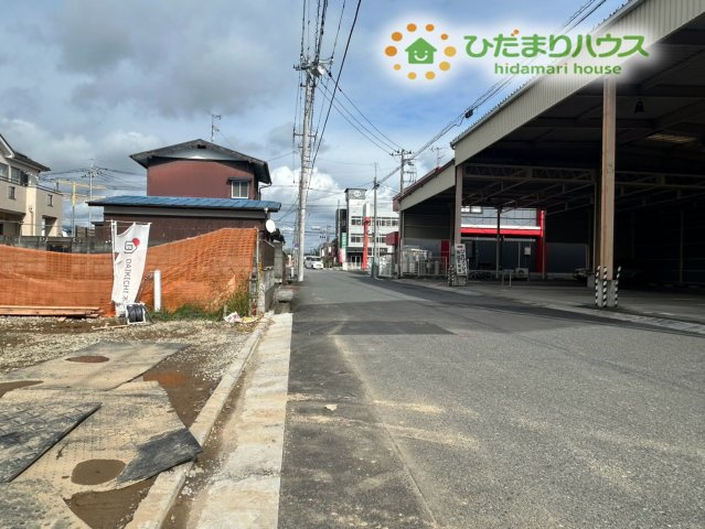 行田市旭町　新築一戸建て　ブルーミングガーデン　02の前面道路含む現地写真