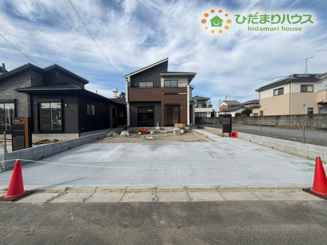行田市旭町　新築一戸建て　ブルーミングガーデン　02の駐車場|大きなお車もゆったりと複数台停められる広々とした並列駐車場です！お買い物帰りのお荷物の積み下ろしもスムーズに行うことができます♪ご家族用と来客用など、様々な用途で便利に活用していただけます！