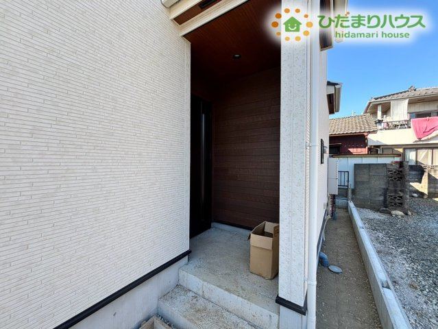 行田市旭町　新築一戸建て　ブルーミングガーデン　02の玄関|すっきりと落ち着いた佇まいで毎日を優しく迎えてくれる玄関です！すっきりとしたデザインでありながらも日々の出入りをスムーズに行うことができます♪毎日の爽やかなお出かけやご帰宅が楽しみになります！