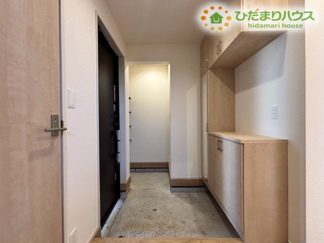 行田市旭町　新築一戸建て　ブルーミングガーデン　02の玄関|靴やアウトドア用品などをすっきりと片付けられる便利な土間収納付きの玄関です♪ベビーカーや外遊びグッズなどもたっぷりと収納できるため、いつも広々とした綺麗な玄関まわりをキープすることができますね！