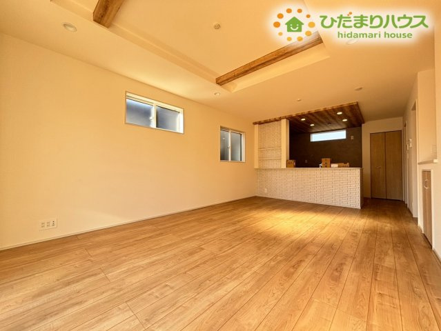 行田市旭町　新築一戸建て　ブルーミングガーデン　02の居間・リビング|広々とした18.12帖のゆとりある空間が広がる明るいリビングダイニングです♪南側に配置された窓から心地よい陽光がたっぷりと差し込み、ご家族みんなが自然と集まってゆったりとくつろぐことができます！