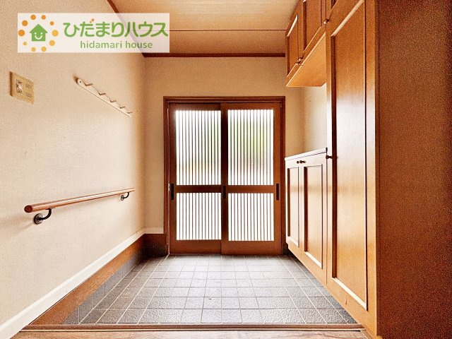 【玄関】 | つくば市小茎　中古戸建 | 玄関が広いので親子で並んで仲良く靴が履けますね(^^)/