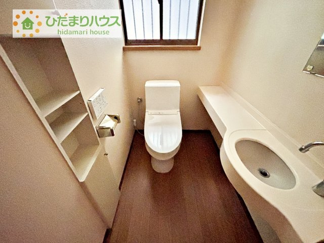 【トイレ】 | つくば市小茎　中古戸建 | シンプルで使い勝手の良い独立洗面台！
手洗い場付きです♪