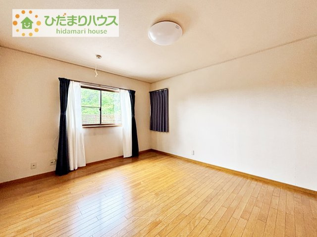 【洋室】 | つくば市小茎　中古戸建 | 広めの主寝室は、ベッドの他にもパソコンデスクやドレッサーなども置けちゃいます(*^-^*)