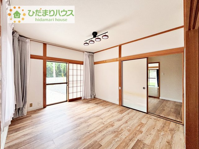 【洋室】 | つくば市小茎　中古戸建 | 南に面した大きな窓から差し込む光で日中は電気いらず♪