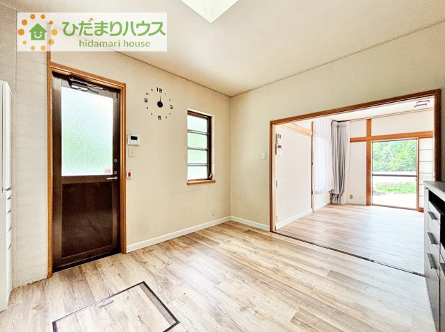 【キッチン】 | つくば市小茎　中古戸建 | 約8.2畳の広々ダイニングキッチンです＼(^o^)／
天窓があるので明るいですよ！