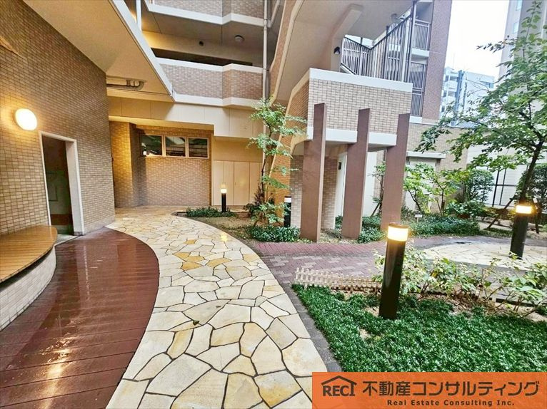ネバーランド西宮の玄関|15階建ての13階部分で眺望良好！