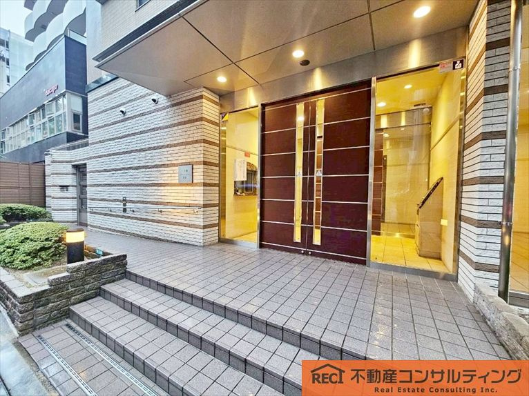 ネバーランド西宮の玄関|バルコニーにトランクルーム付き！収納豊富！