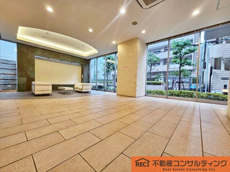 ネバーランド西宮のエントランス|徒歩圏内にスーパー、コンビニ多数あり！