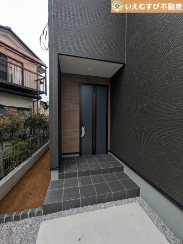 Livele Garden.S　熊谷上之第7のエントランス|落ち着いた色づかいのエントランス
駐車場からアクセスの良いエントランス。雨の日や荷物が多くても安心の動線♪