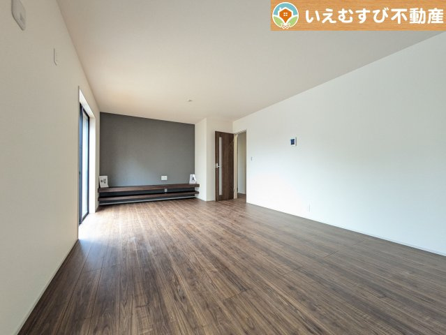 Livele Garden.S　熊谷上之第7の居間・リビング|ナチュラルな色合いで落ち着いた印象のリビングダイニング
ぬくもりのあるナチュラルな空間。グリーンを飾っても相性が良さそうですね♪