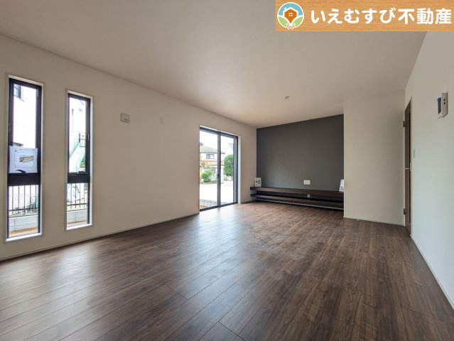 Livele Garden.S　熊谷上之第7の居間・リビング|自然光で満たされる明るく開放感溢れるリビング
たっぷりの採光で明るい空間。家族みんなでくつろげます♪