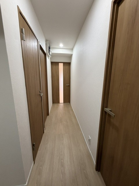 同じ間取り、同じリフォーム内容の1101号室のお写真となります。４０１は建具が白となります。