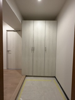 同じ間取り、同じリフォーム内容の1101号室のお写真となります。４０１は建具が白となります。
