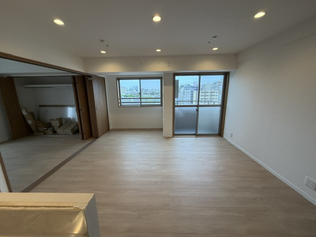 同じ間取り、同じリフォーム内容の1101号室のお写真となります。４０１は建具が白となります。