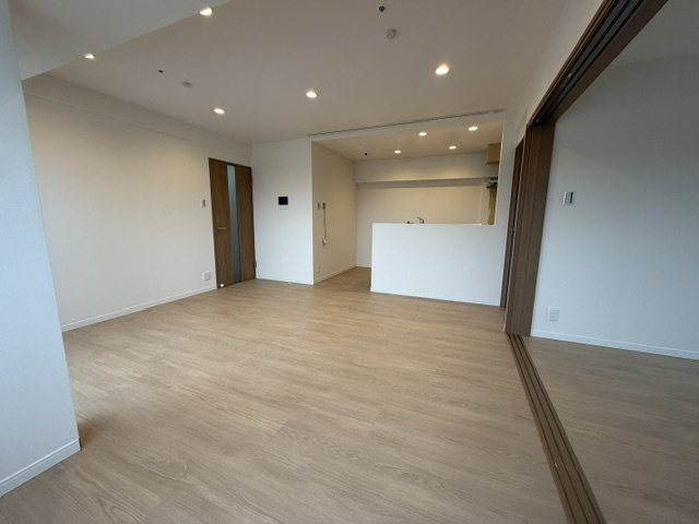 同じ間取り、同じリフォーム内容の1101号室のお写真となります。４０１は建具が白となります。