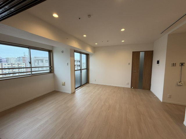 同じ間取り、同じリフォーム内容の1101号室のお写真となります。４０１は建具が白となります。