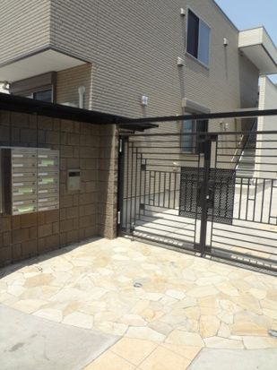 武蔵村山市大南５丁目のアパートのエントランス