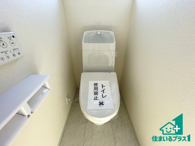 ★17(土)18(日)現地見学可能！★長浜市新庄寺町　第6期　新築一戸建てのトイレ|1・2階の2ヶ所にあるので、朝の忙しい時間の順番待ちもなく、深夜の利用にも大変便利です。