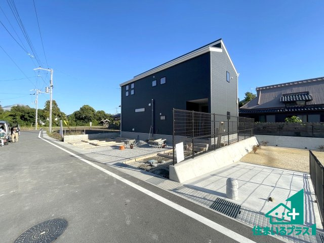 ★17(土)18(日)現地見学可能！★長浜市新庄寺町　第6期　新築一戸建ての前面道路含む現地写真|周辺は閑静な住宅街！前面道路広々で車の出し入れも便利です。駐車が苦手な方でも安心して車庫入れできます！