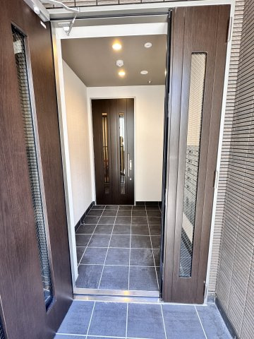 府中市片町２丁目の賃貸マンションのエントランス