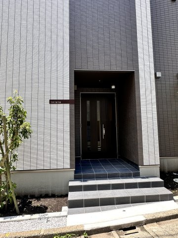 府中市片町２丁目の賃貸マンションのエントランス