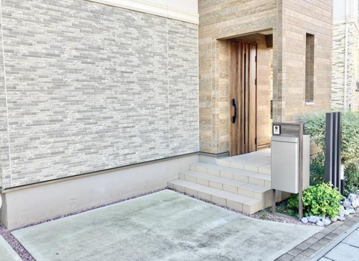根戸戸建のエントランス