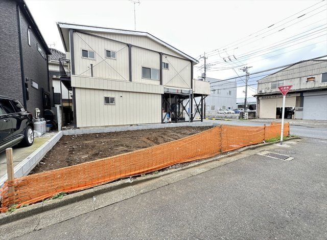【外観】 | 新座市畑中1丁目　新築一戸建住宅　全1棟　(志木本店) | 販売現地／2026年7月6日撮影　
「オーケー新座野火止店」まで徒歩5分。毎日のお買い物に便利なディスカウントスーパーが身近にあり、食料品や日用品をお得に購入できる暮らしやすい住環境です。