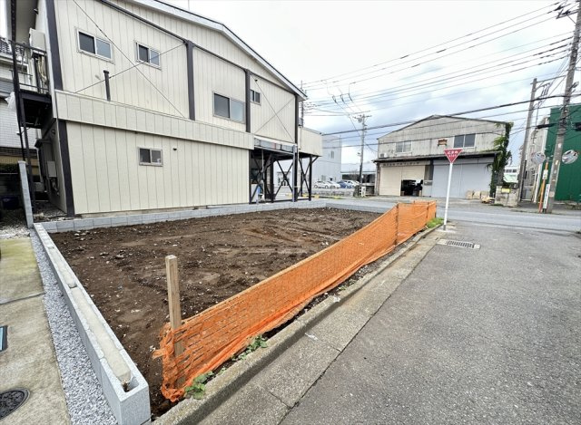 【外観】 | 新座市畑中1丁目　新築一戸建住宅　全1棟　(志木本店) | 販売現地／2026年7月6日撮影　
コンビニまで徒歩5分。急なお買い物やATM利用にも便利な、暮らしやすい住環境です。