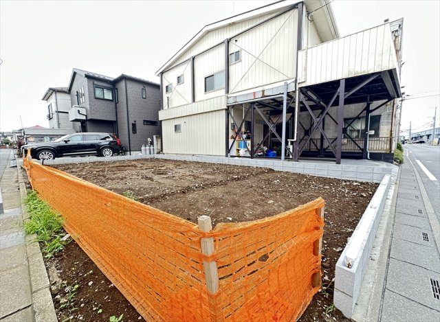 【外観】 | 新座市畑中1丁目　新築一戸建住宅　全1棟　(志木本店) | 販売現地／2026年7月6日撮影　
小学校まで徒歩15分。毎日の通学を通して体力づくりにもつながり、お子さまの健やかな成長を支える住環境です。