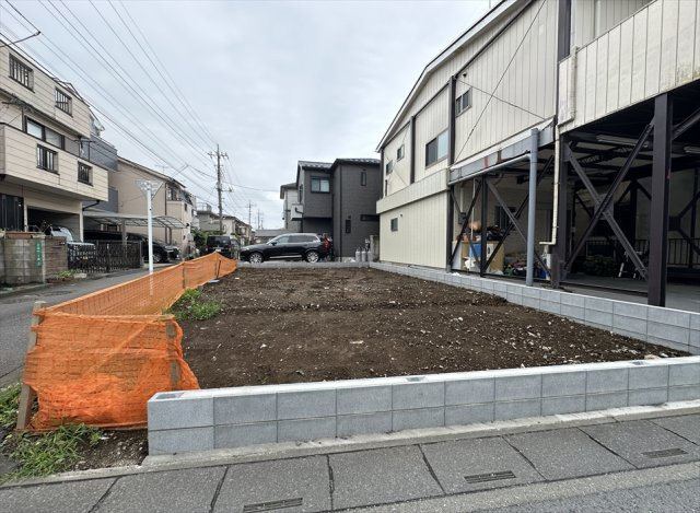 【外観】 | 新座市畑中1丁目　新築一戸建住宅　全1棟　(志木本店) | 販売現地／2026年7月6日撮影　
中学校までは徒歩23分。適度な距離の通学は、毎日の運動習慣や規則正しい生活リズムづくりにもつながります。友達との会話を楽しみながら通学できるのも魅力のひとつです。