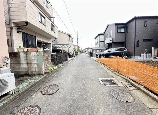 【前面道路含む現地写真】 | 新座市畑中1丁目　新築一戸建住宅　全1棟　(志木本店) | 前面道路の様子　
穏やかな街並みが広がる閑静な住宅街。前面道路は交通量も比較的少なく、毎日を落ち着いて過ごせる住環境です。

