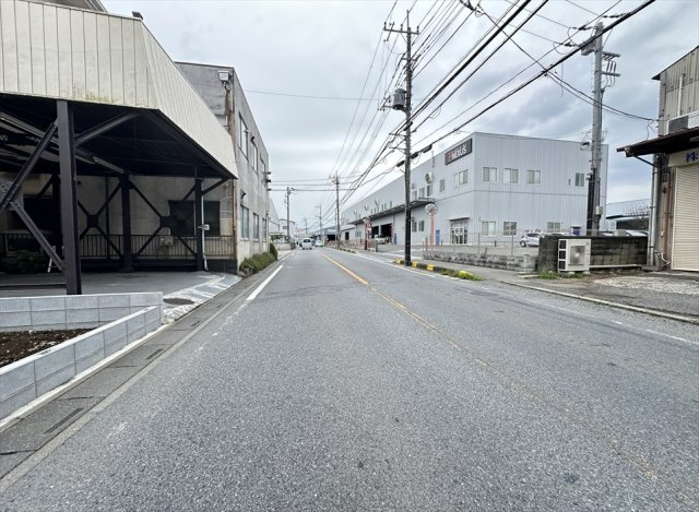 【前面道路含む現地写真】 | 新座市畑中1丁目　新築一戸建住宅　全1棟　(志木本店) | 前面道路の様子
開放感のある前面道路に面し、陽当たりや風通しにも期待できる心地よい立地です。