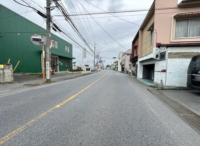 【前面道路含む現地写真】 | 新座市畑中1丁目　新築一戸建住宅　全1棟　(志木本店) | 前面道路の様子
住宅街ならではの落ち着いた雰囲気。お車の出し入れもしやすく、毎日の暮らしを快適にサポートします。