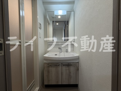プレサンスOSAKA東成中本ハーヴィルの独立洗面台|独立洗面台、小物を置くことができて便利です