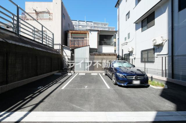 プレサンスOSAKA東成中本ハーヴィルの駐車場|車をお持ちの方に嬉しい駐車場付きの物件です