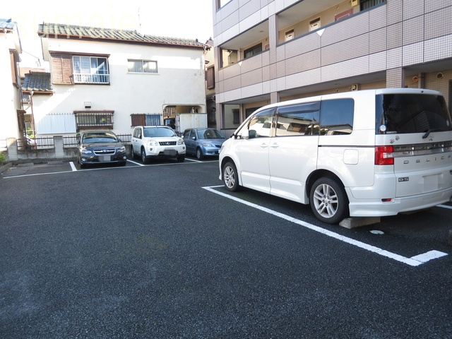 グランディールの駐車場|敷地内に駐車場有ります♪