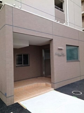 八王子市元本郷町２丁目の賃貸マンションのエントランス
