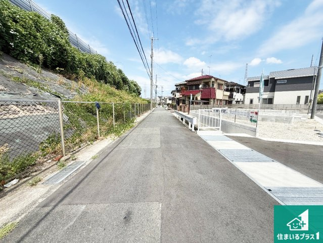 羽曳野市誉田　第2期　新築一戸建ての前面道路含む現地写真|周辺は落ち着いた街並みの住宅地！子育てがしやすい住環境です！まだ未完成ですが、現地でしかわからない事もございます。是非一度ご覧ください。