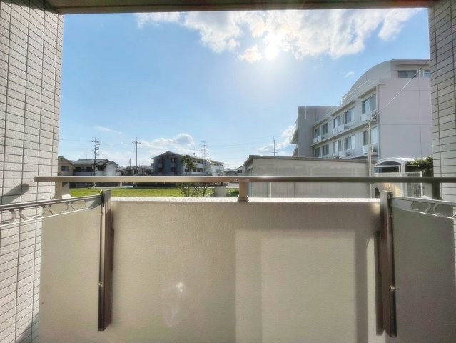 宝塚市安倉南１丁目の賃貸マンションのバルコニー|暖かな日差しのふりそそぐバルコニー