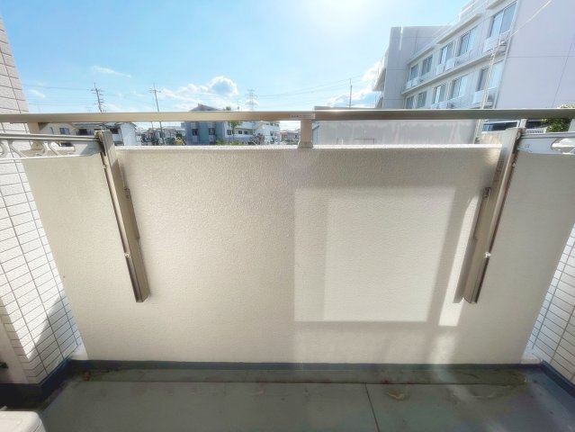 宝塚市安倉南１丁目の賃貸マンションのバルコニー|外からの目が気にならないバルコニーで洗濯物が干せます